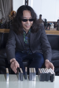 自身のマスターテープを前に語るみうらじゅんさん